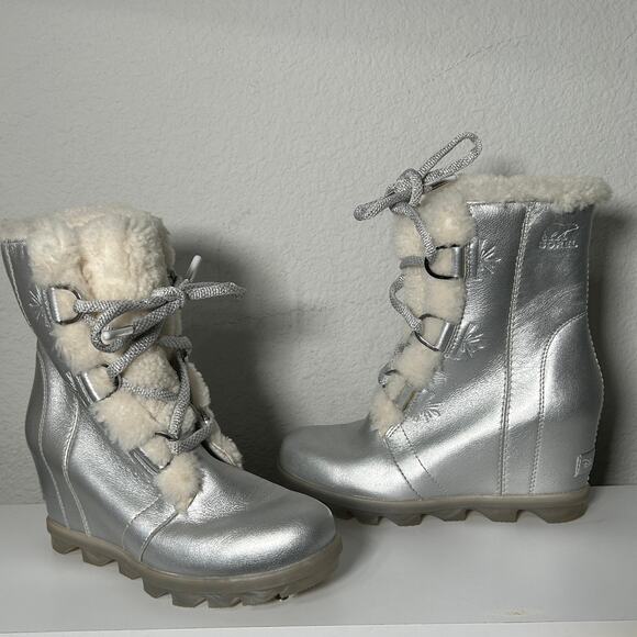 Sorel x Disney Womens Joan of Arctic Ethereal Après Ski Wedge Boots Silver 6.5 - Picture 4 of 13